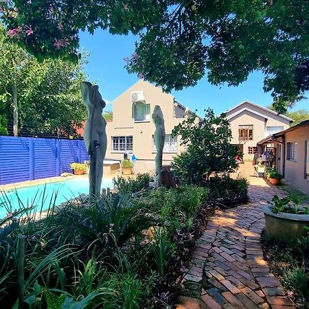 The Sculpture Yard 1 Apartment Pretoria Bagian luar foto