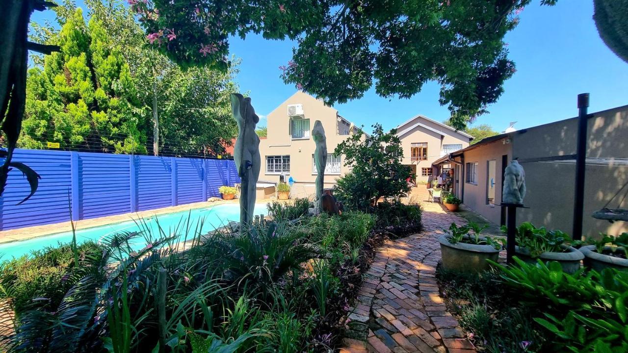 The Sculpture Yard 1 Apartment Pretoria Bagian luar foto