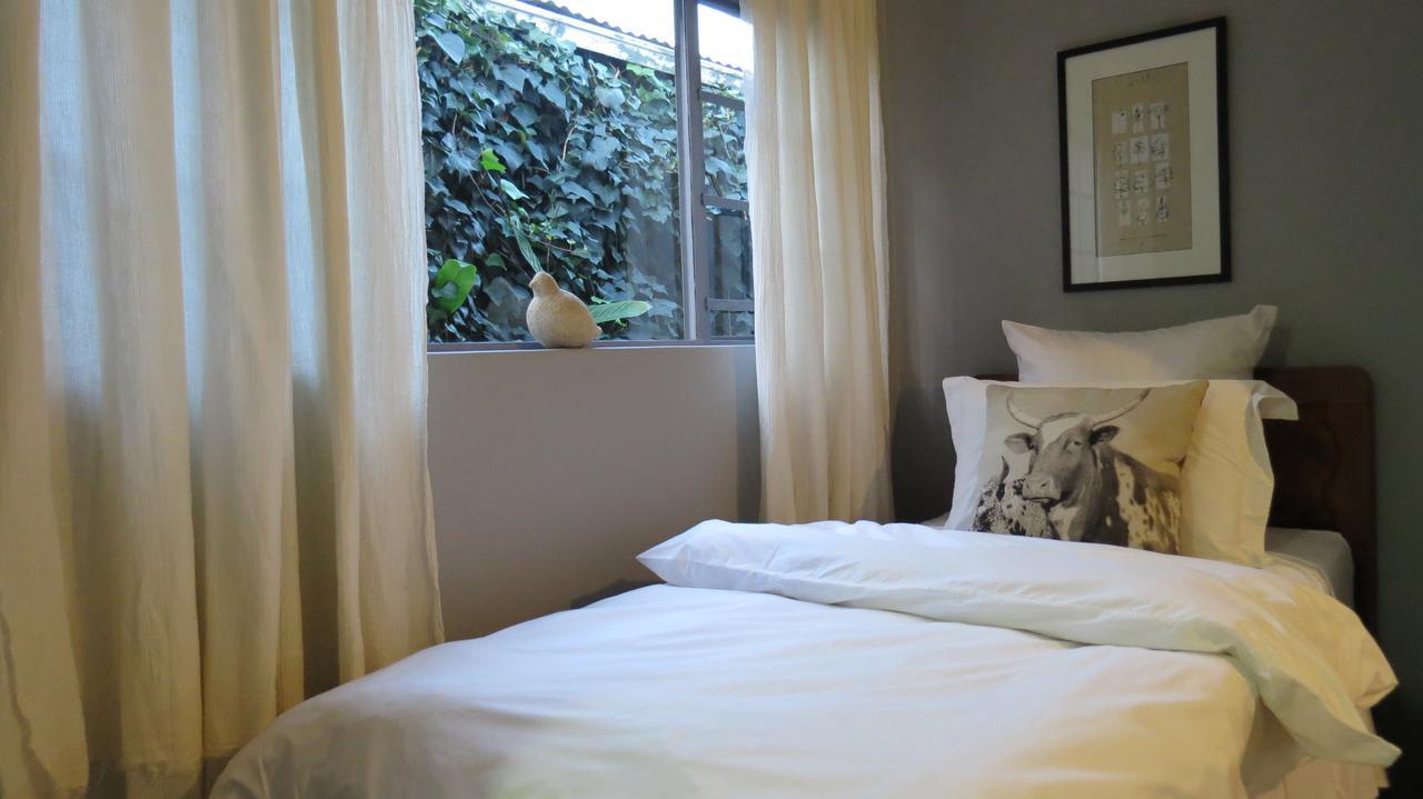 The Sculpture Yard 1 Apartment Pretoria Bagian luar foto