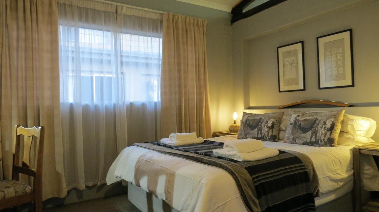 The Sculpture Yard 1 Apartment Pretoria Bagian luar foto