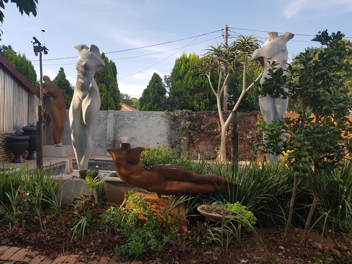 The Sculpture Yard 1 Apartment Pretoria Bagian luar foto