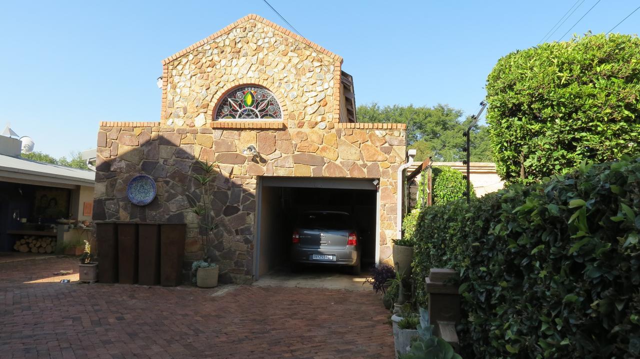 The Sculpture Yard 1 Apartment Pretoria Bagian luar foto