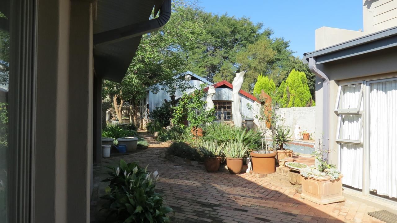 The Sculpture Yard 1 Apartment Pretoria Bagian luar foto